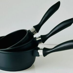 طقم الكاسرولات الأسود