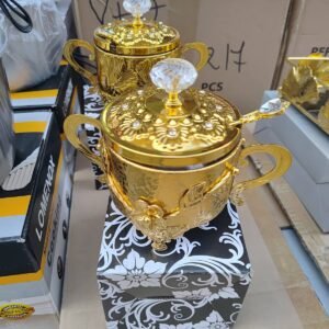 وعاء سكر ذهبي اللون مع غطاء وملعقة، وعلبة توابل عتيقة