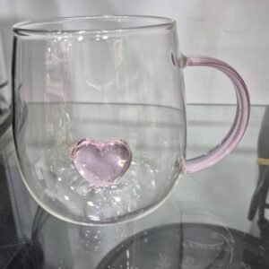 كوب الزجاجي الشفاف المزخرف بقلب وردي